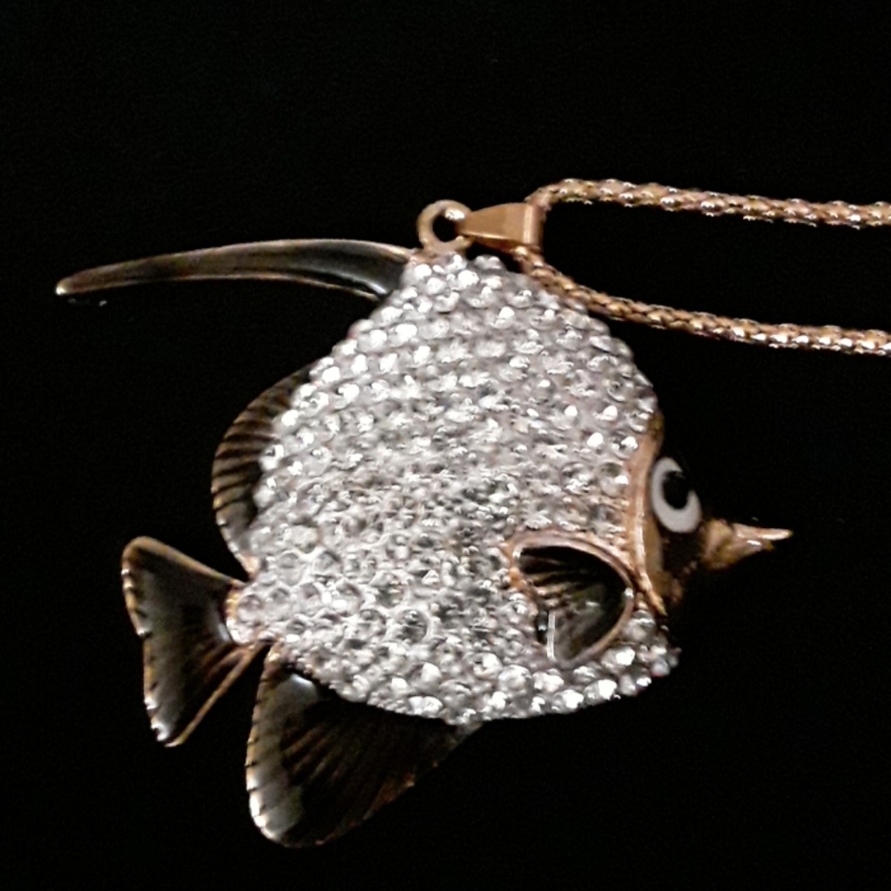 CRYSTAL FISH NECKLACE - Picture 2 of 5